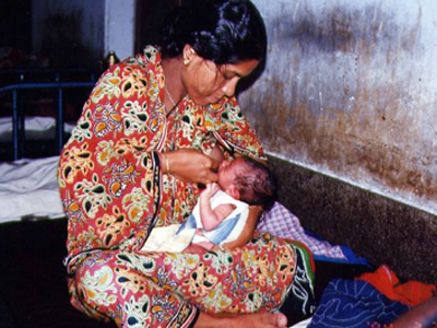 赤ちゃんに一生懸命母乳をあげているお母さん